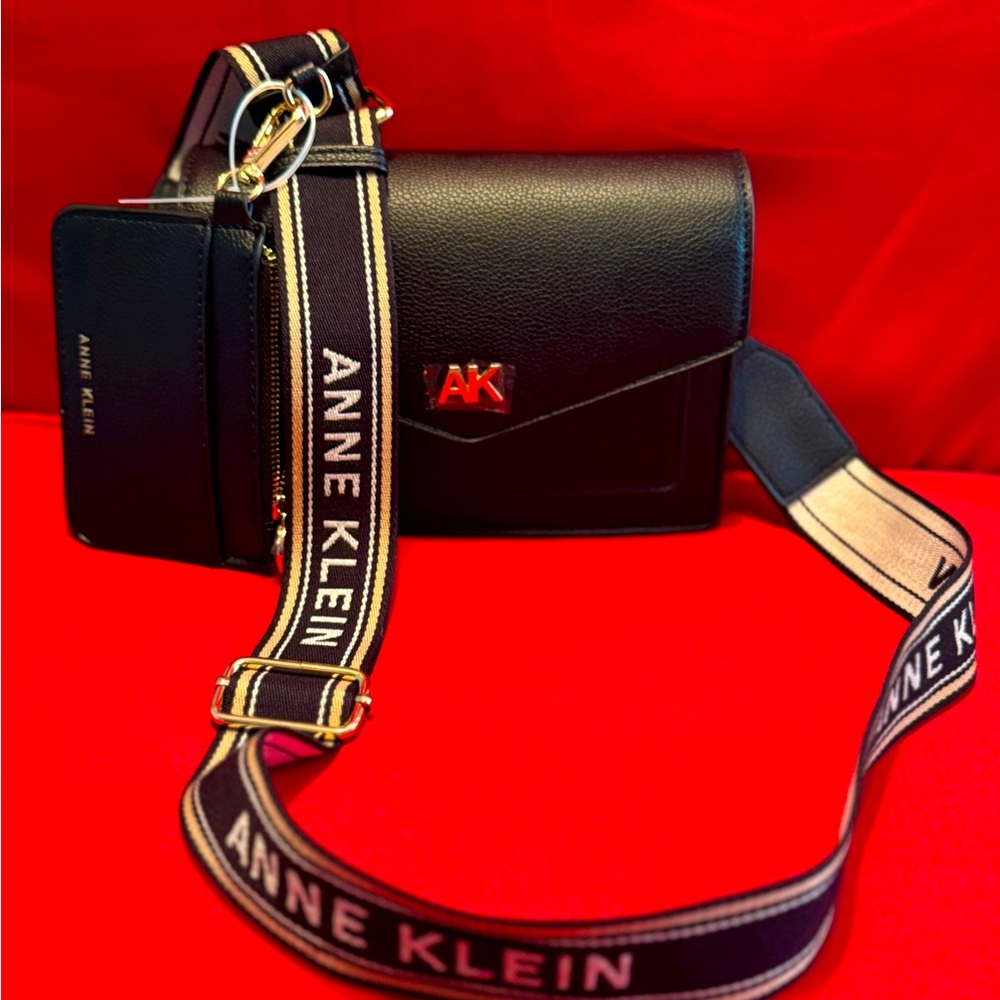 *BNWT* Anne Klein Black Crossbody Bag with Strap